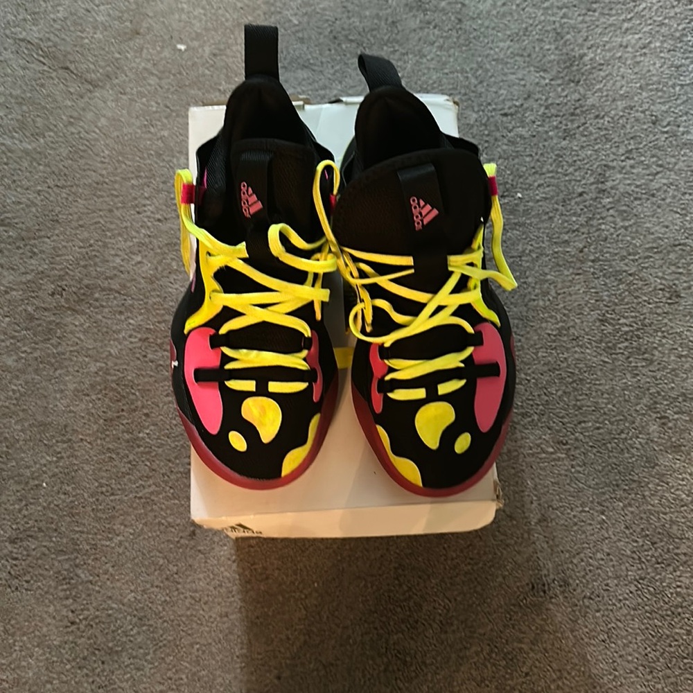 Harden Stephack 2 J size 4 1/2 has to red spots on front of shoe
